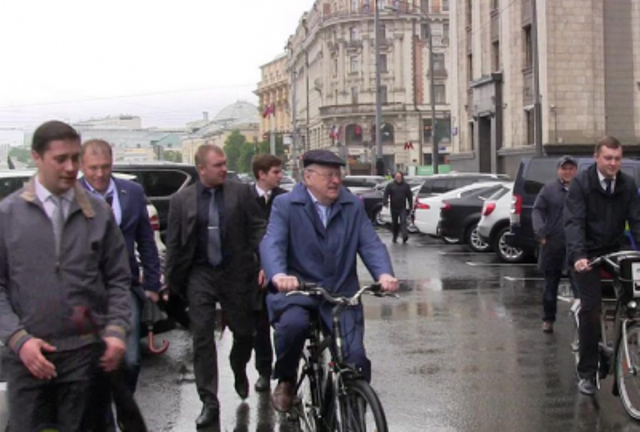 Жириновский приехал в Госдуму на велосипеде - ВИДЕО